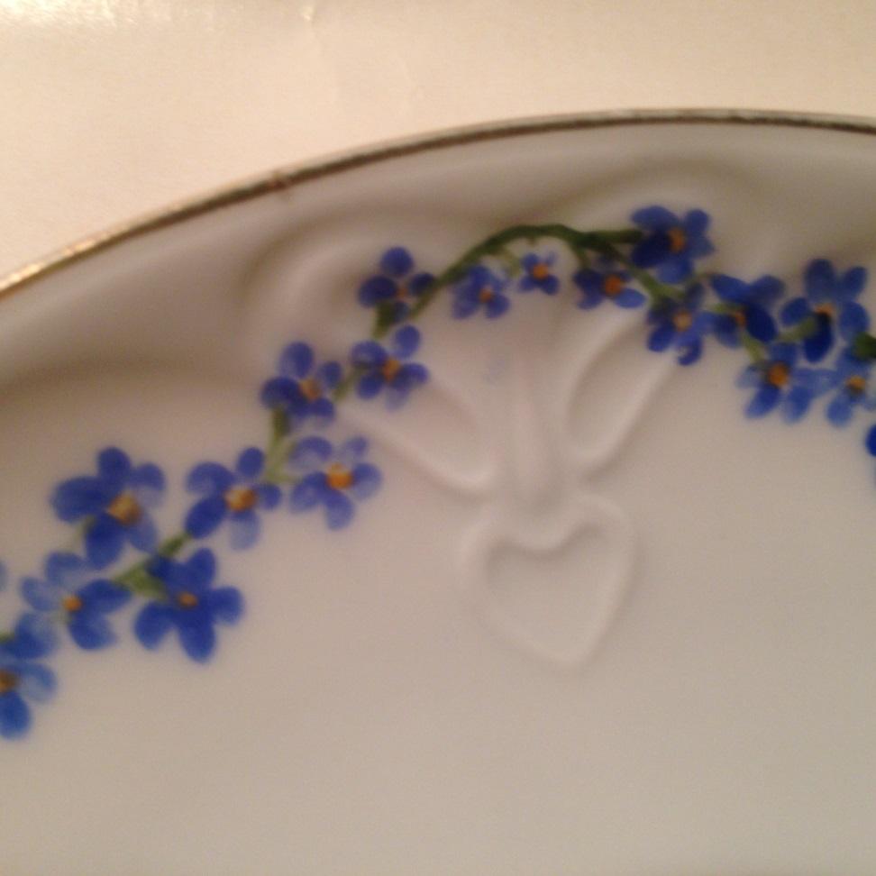 ohme curved legs saucer detail